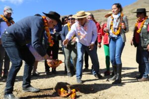 Alcalde Torres junto a familias productoras “estrenan” camino comunal en Llanadas