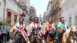 Al son del erke y la caja, jinetes, mozas y grupos de bailarines recorrieron las principales calles de la capital entonando las primeras coplas carnavaleras