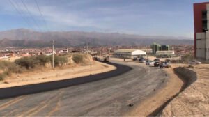 Alcaldía de Tarija asfalta avenida Luis espinal en el barrio El Constructor