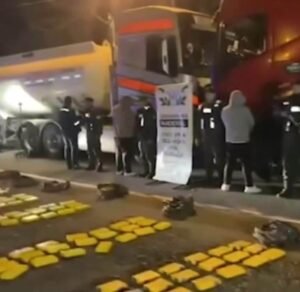 Dos cisternas bolivianas con casi 400 kilos de cocaina