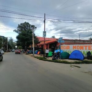 Estudiantes de Tarija en vigilia tras denunciar irregularidades en los cupos de la premilitar