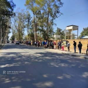 Denuncian arbitrariedad en los cupos de la Premilitar en Tarija: Jóvenes llevan 8 días acampando