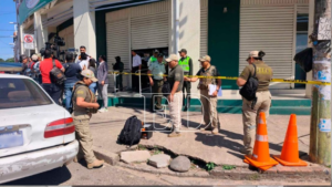 «Con un arma apuntó a la cabeza del guardia»: cámaras captan al atracador de una entidad financiera