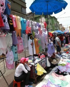 Crece el comercio informal en Tarija: la crisis económica y el desempleo empujan a profesionales a las calles