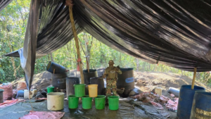 Fuerzas antidrogas destruyen seis fábricas móviles de pasta base en el Chapare