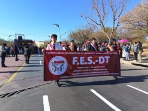 Miles de colegiales rinden homenaje a Bolivia en el desfile escolar