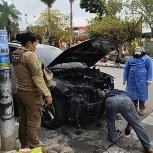 Atentado incendiario contra un vehículo en plena plaza central de Bermejo