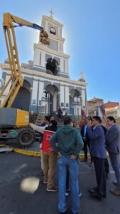 Alcalde de Tarija inspecciona los trabajos de mantenimiento de la iglesia de San Roque, la plaza y sus alrededores