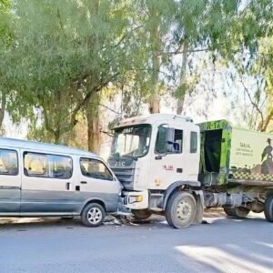 Miniván impacta contra camión recolector de EMAT