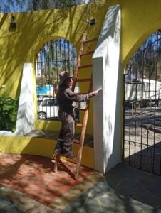 Alcaldía realiza mantenimiento de la gruta de la virgen de Chaguaya en el barrio Germán Buch