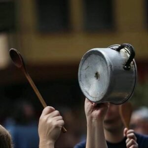 Madres protestan por el alza de la canasta básica familiar