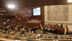 Legisladores exigen investigar compra de vehículo de lujo del ministro Espinoza