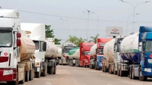 YPFB dice que hay combustible, pero no llega: filas, vehículos varados y problemas de distribución golpean al país