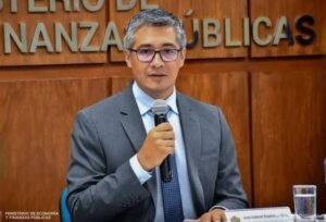 Rodrigo Paz destituye a José Gabriel Espinoza del cargo de MInistro de Economía
