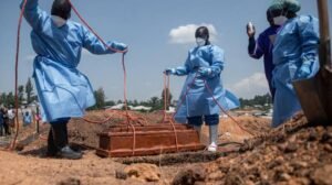 La República Democrática del Congo supera los 2.000 muertos por ébola en el brote más rápido de su historia