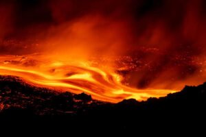 El aeropuerto de Catania sigue cerrado por la erupción del Etna y el Kilauea se reactiva en Hawái