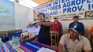 Interculturales de Yapacaní rompen y queman el Decreto 5716, sobre el retiro de la subvención al diésel