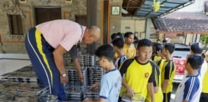 Medio millar de niños hospitalizados en Indonesia tras ingerir comida escolar gratuita