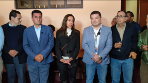 Impulso histórico al turismo tarijeño: El alcalde Johnny Torres recibió el vuelo inaugural de Ecojet.