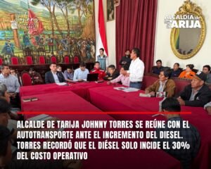 Alcalde de Tarija Johnny Torres se reúne con el autotransporte ante el incremento del diesel. Torres recordó que el diésel solo incide el 30% del costo operativo