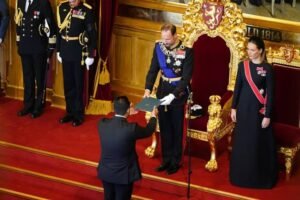Haakon VIII presta juramento en el Parlamento noruego como nuevo monarca