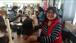 Pelucas de esperanza: voluntarias tejen sonrisas para 50 mujeres que luchan contra el cáncer.
