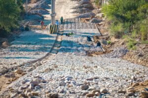 Alcalde de Tarija pone en marcha el proyecto de empedrado de la Av. IV Centenario en el distrito 12
