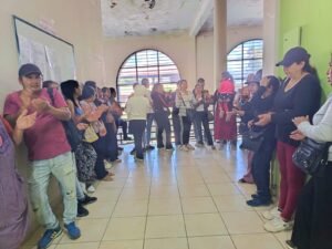 Padres protestan y exigen la destitución de una portera tras violento apuñalamiento a un estudiante