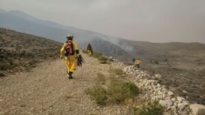 Bomberos combaten fuego de gran magnitud en Calderillas mientras gestionan apoyo aéreo