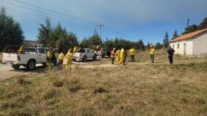 Autoridades municipales y nacionales evalúan la solicitud de helicópteros para combatir el fuego que se extiende por la comunidad de Calderilla Chica
