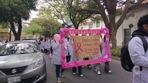 Pacientes con cáncer marchan entre la escasez de fármacos y la mora del Hospital Oncológico