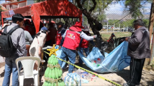 Alcalde de Tarija promueve el reciclaje con la campaña de intercambio de botellas y envases plásticos por rosales